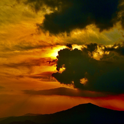 笠置山上空で太陽が荒ぶる雲に呑み込まれし時、赤い激しい光芒が放たれた。
