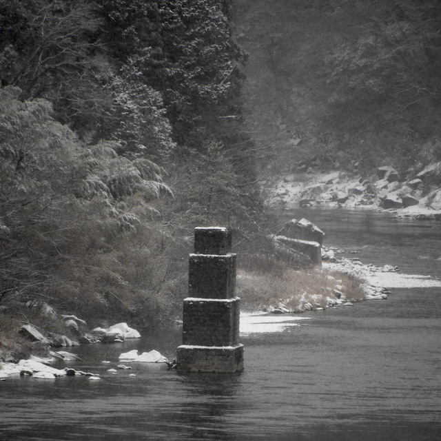 木曽川の旧玉蔵橋橋脚の雪景色。