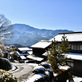 中津川市馬籠宿水車坂から恵那山と宿場の雪景色、