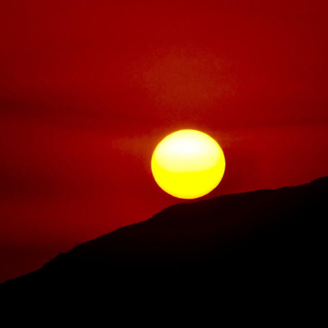 沈む夕日を追いかけて、 太陽が笠置山にタッチダウンの瞬間‼︎