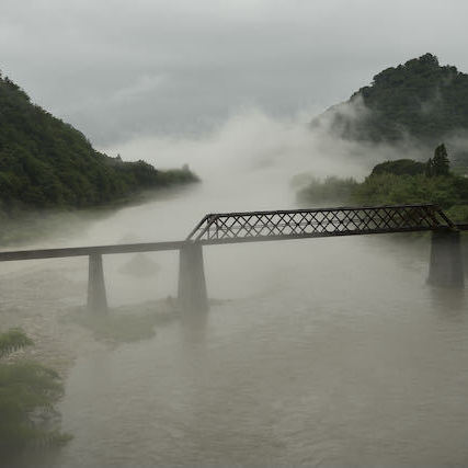 木曽川の川霧に浮かぶ北恵那鉄橋と苗木城跡