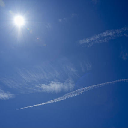 中津川の風景 青空と太陽と飛行機雲 