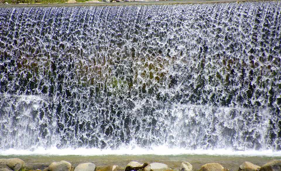 輝く水しぶき 川風景  中津川市神坂から涼しさお届け。