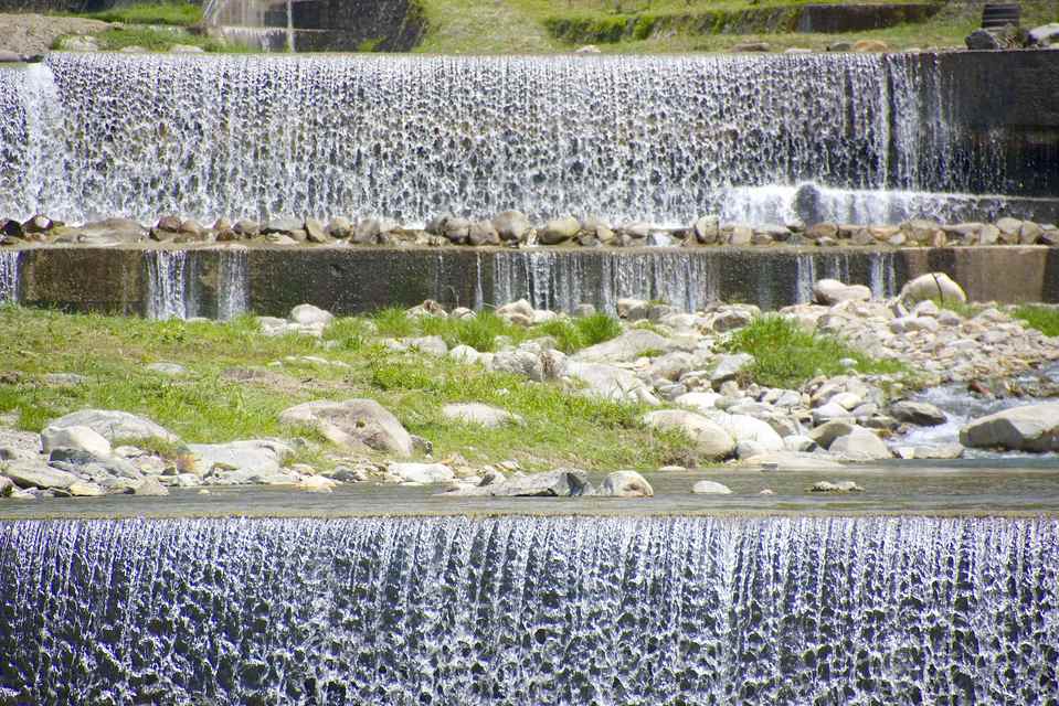 輝く水しぶき 川風景  中津川市神坂から涼しさお届け。