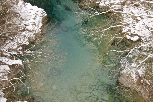 真冬の付知峡攻め橋のエメ水。