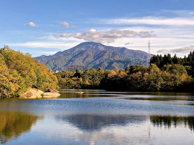 晩秋のひょうたん池と恵那山と湖畔の紅葉。 border=