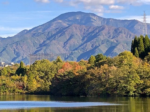 晩秋のひょうたん池と恵那山と湖畔の紅葉。