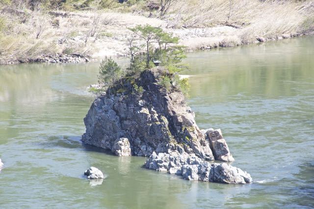 木曽川に浮かぶ伝説の乙姫岩。
