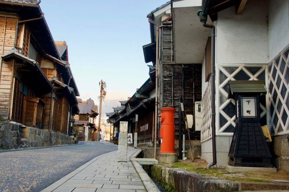 昭和の風景、街道の赤い達磨ポスト。