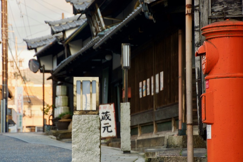 昭和の風景、街道の赤い達磨ポスト。
