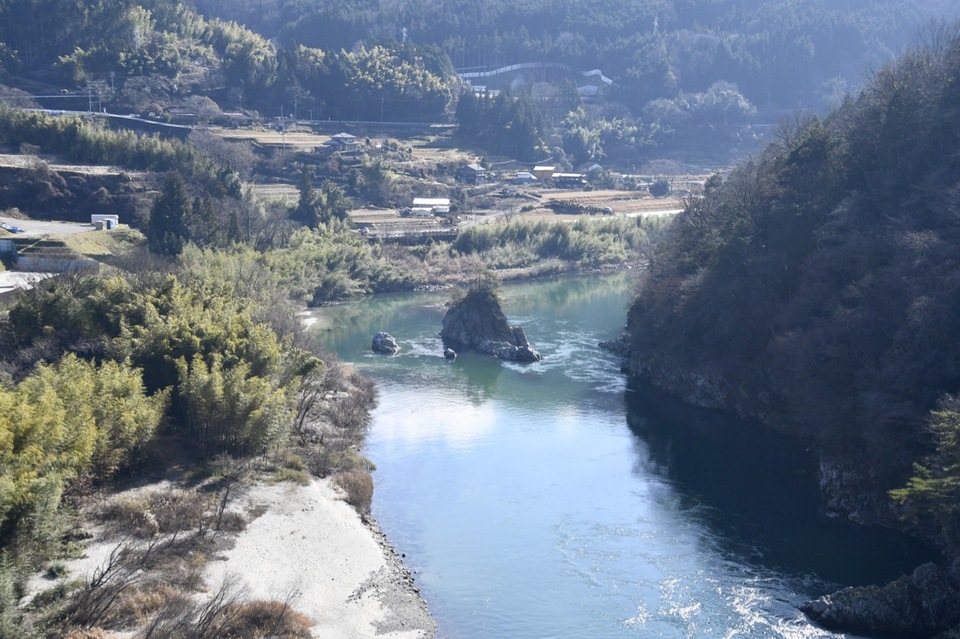 暖かな冬の日差し中、木曽川の流れに浮かぶ伝説の乙姫岩。12/25 午前