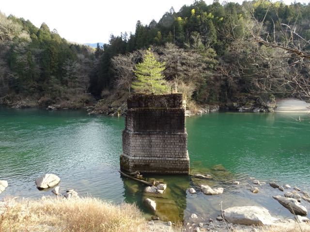 木曽川に今も残る旧玉蔵橋(ぎょうくぞうばし)の橋脚。 border=