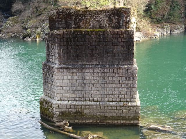木曽川に今も残る旧玉蔵橋(ぎょうくぞうばし)の橋脚。