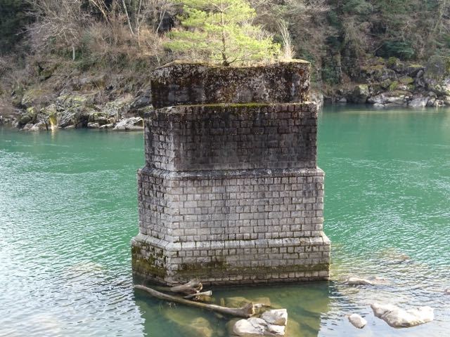 木曽川に今も残る旧玉蔵橋(ぎょうくぞうばし)の橋脚。
