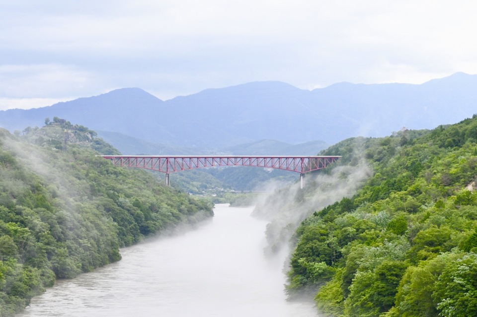 木曽川奥恵那峡に川霧湧く風景。
