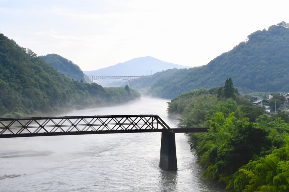 今日の奥恵那峡、木曽川には幻想的な霧が立つ。 border=