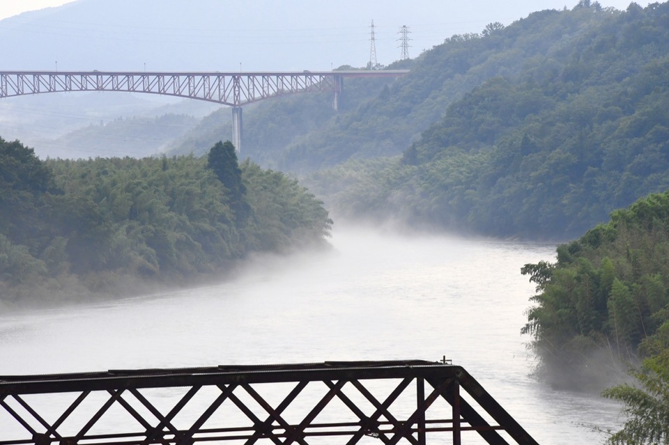 今日の奥恵那峡、木曽川には幻想的な霧が立つ。