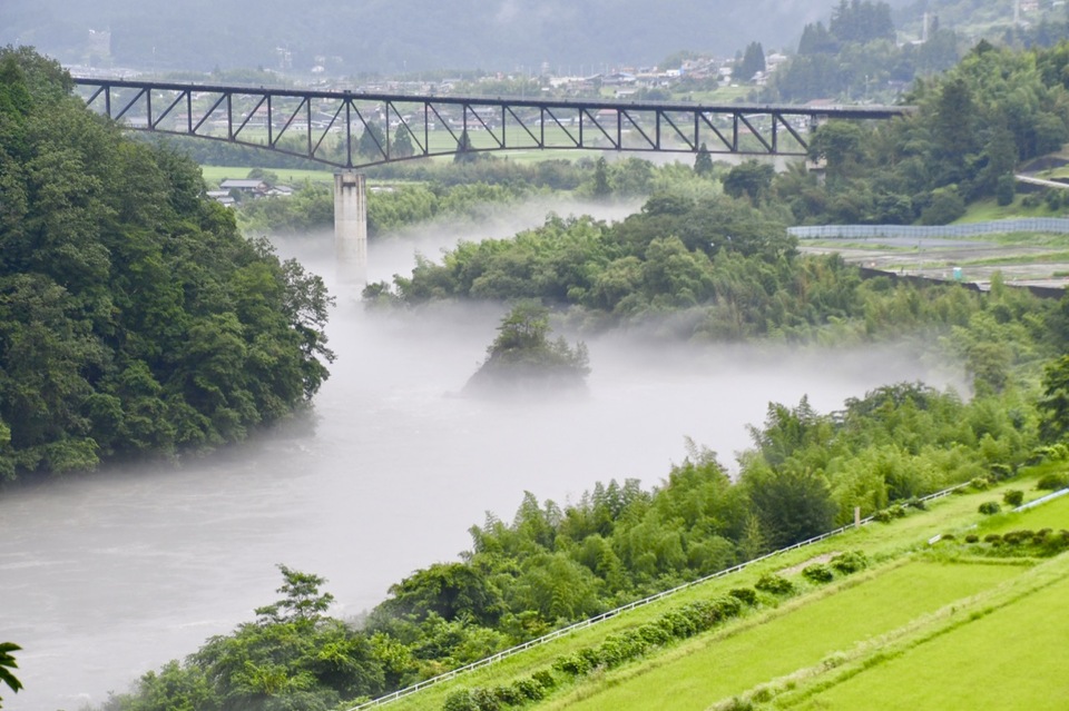 川霧に浮かぶ乙姫岩と乙姫大橋の風景。 border=