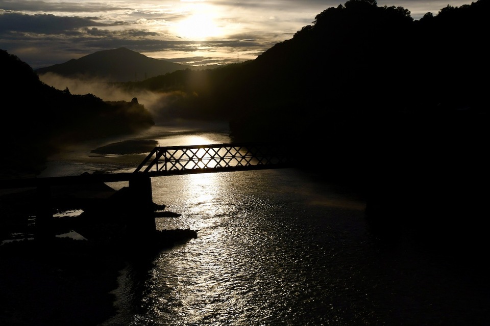 輝く川面に鉄橋のシルエット