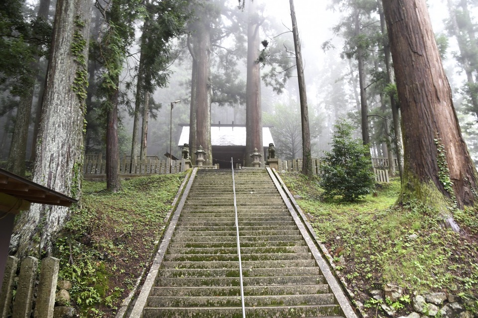 霧が晴れて、恵那神社。