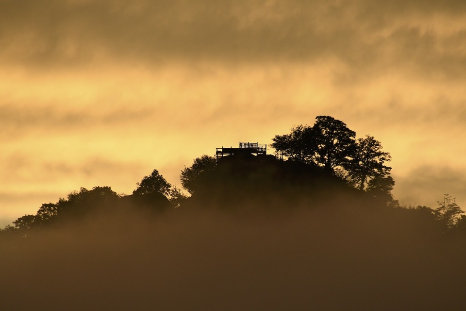 台風一過 真っ赤な夕霧に染まる 天空の城苗木城 