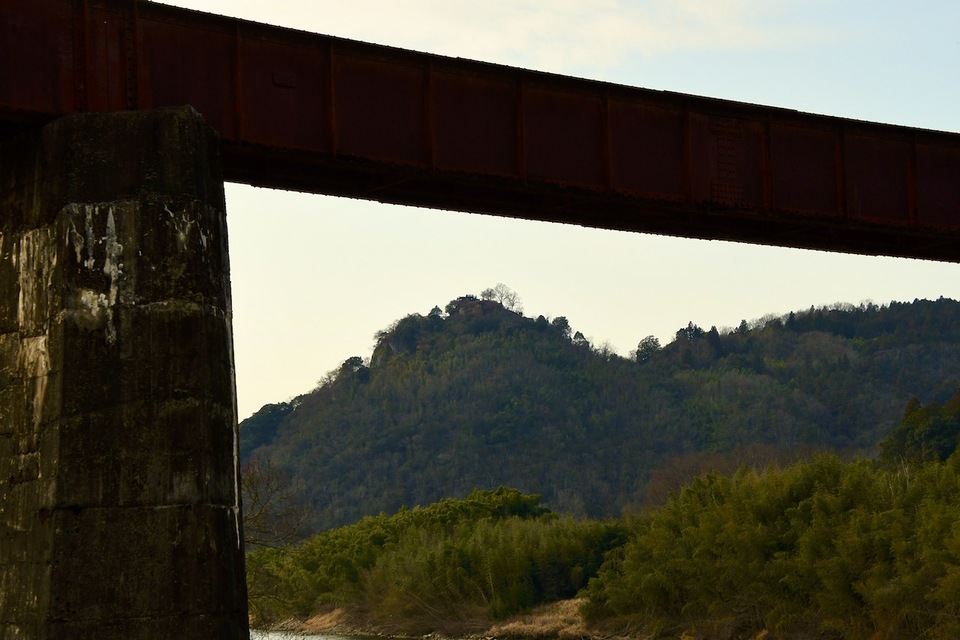 木曽川の北恵那鉄橋から苗木城を覗いて観る、