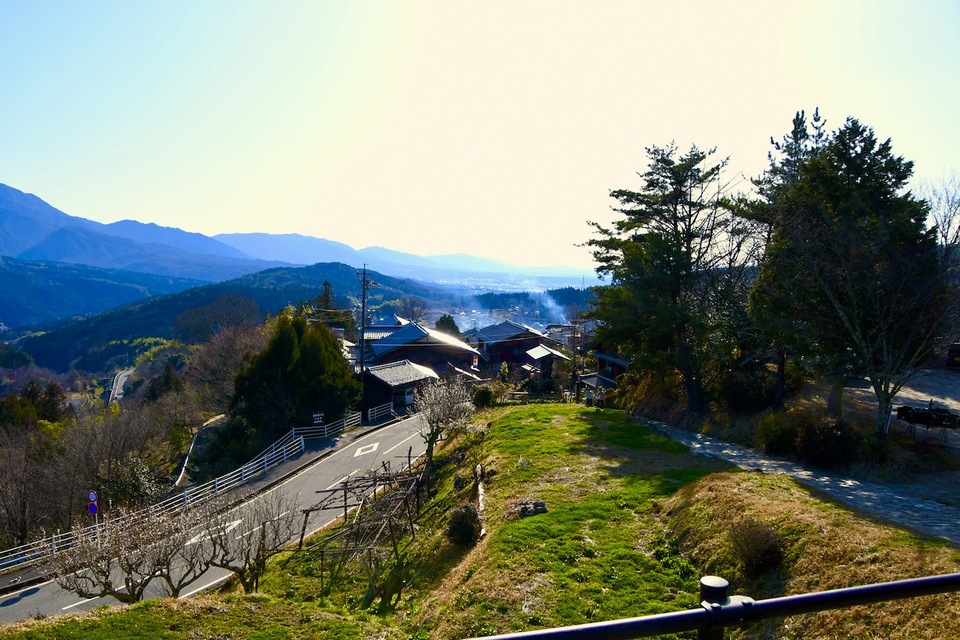 遠くに美濃国、中津川宿が見える。