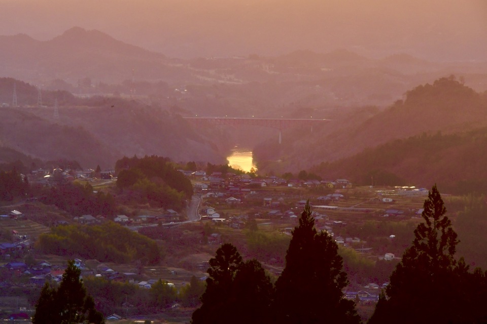 日没後の黄昏の風景、光る木曽川。