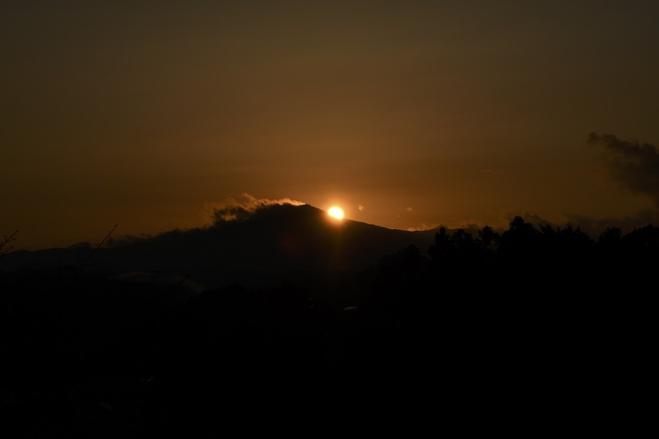 笠置山に陽が沈む、