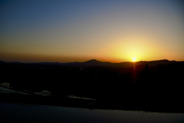 茜色の日没、笠置山と苗木城のシルエット浮かび始める頃に木曽川の川面が光り始める。