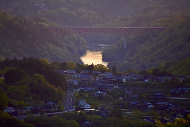 茜色の日没、笠置山と苗木城のシルエット浮かび始める頃に木曽川の川面が光り始める。