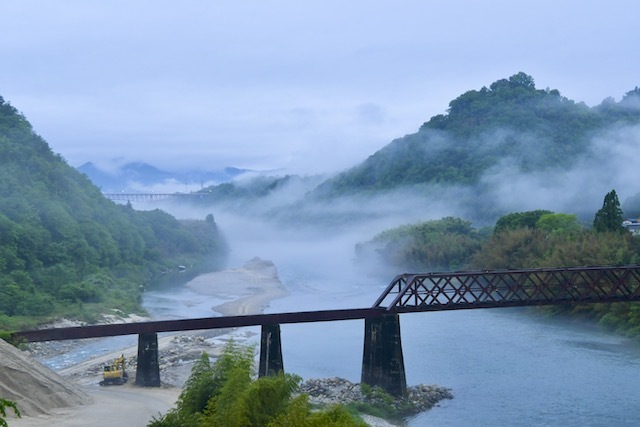 梅雨景色、木曽川奥恵那峡と北恵那鉄橋と苗木城。