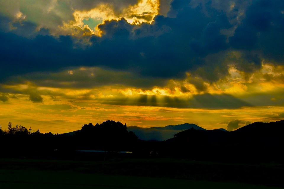 福岡二ッ森山に天使の階段、薄明光線、夕焼け風景。