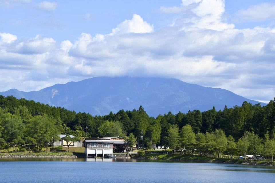 夏の椛の湖からの百名山恵那山