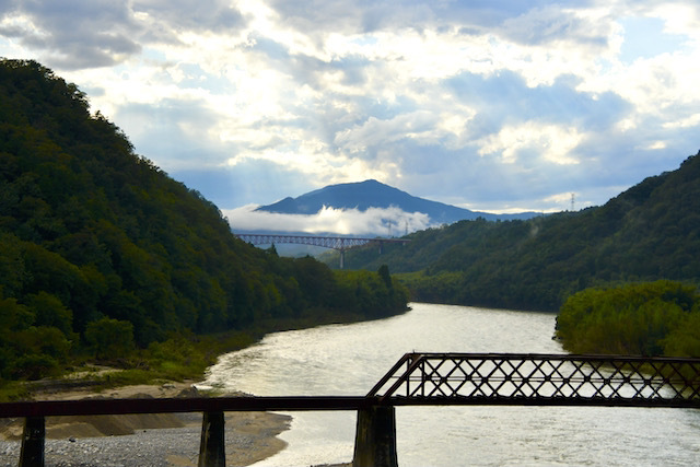 逆光が木曽川を照らす、玉蔵橋から奥恵那峡の景色。