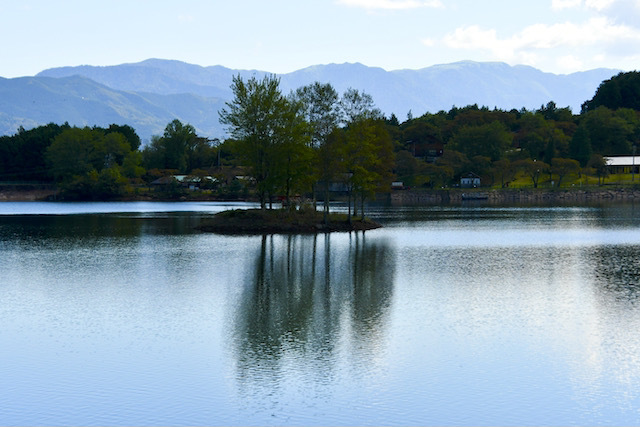 幻想的な蒼い風景、椛の湖と恵那山。