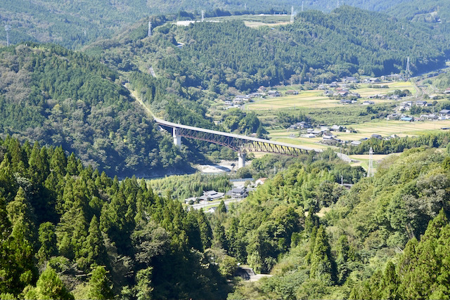 馬籠から坂下に抜ける椿街道の椿大橋から見る木曽川乙姫大橋の眺望。