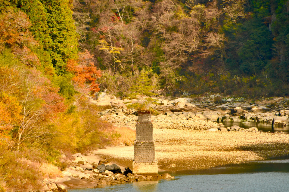 木曽川渓谷旧玉蔵橋の橋脚と両岸の紅葉