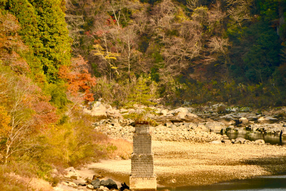 木曽川渓谷旧玉蔵橋の橋脚と両岸の紅葉