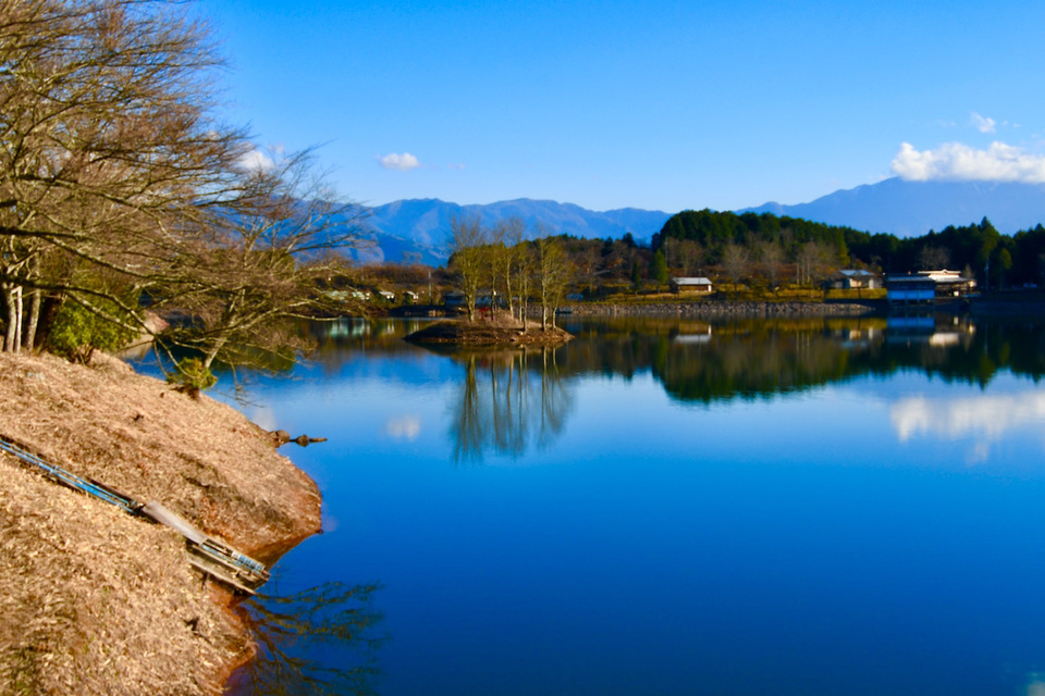 中津川市椛の湖の水鏡、蒼い世界が広がっています、 border=