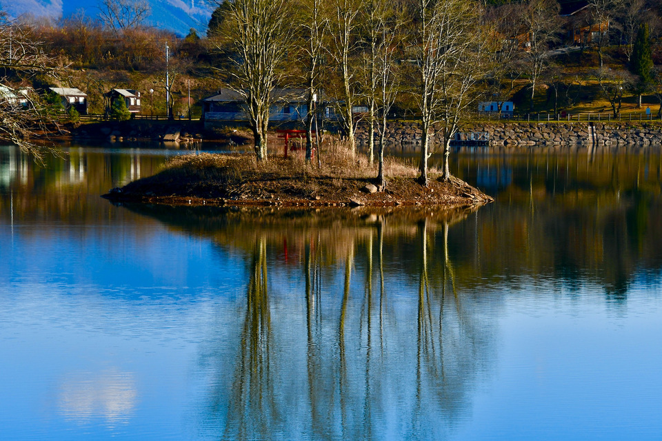 中津川市椛の湖の水鏡、蒼い世界が広がっています、