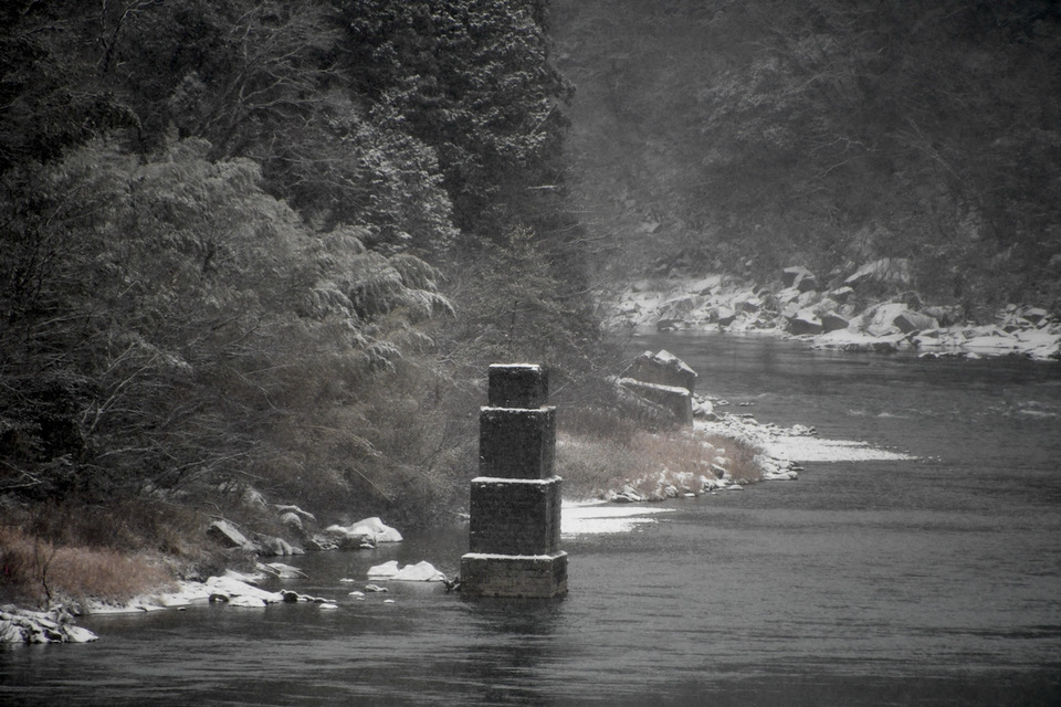 木曽川の旧玉蔵橋橋脚の雪景色。