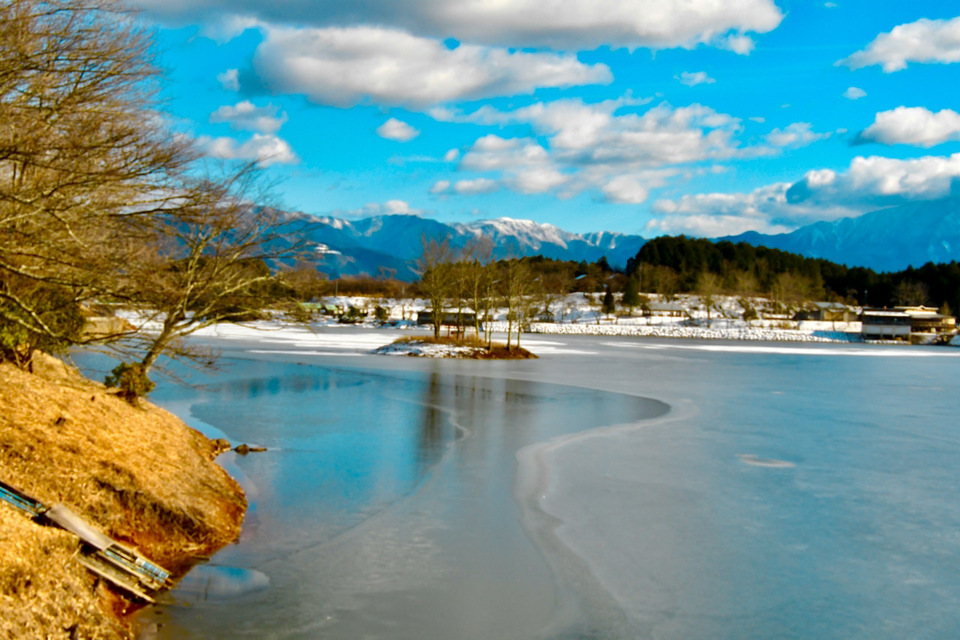 冬晴れの美しい風景、椛の湖と恵那山。弁天島の冬枯れ椛の木。 border=