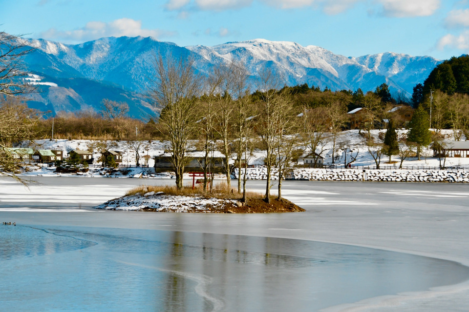 冬晴れの美しい風景、椛の湖と恵那山。弁天島の冬枯れ椛の木。