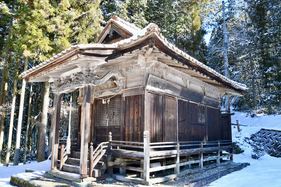 中津川市神坂湯舟沢の護摩堂は戦国時代に創建された。