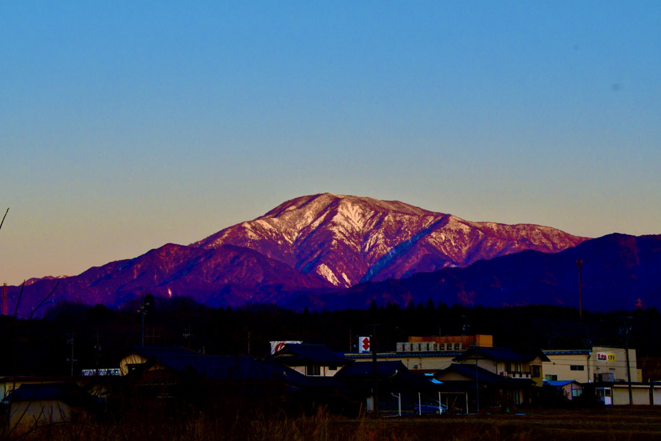 夕焼けに染まる恵那山