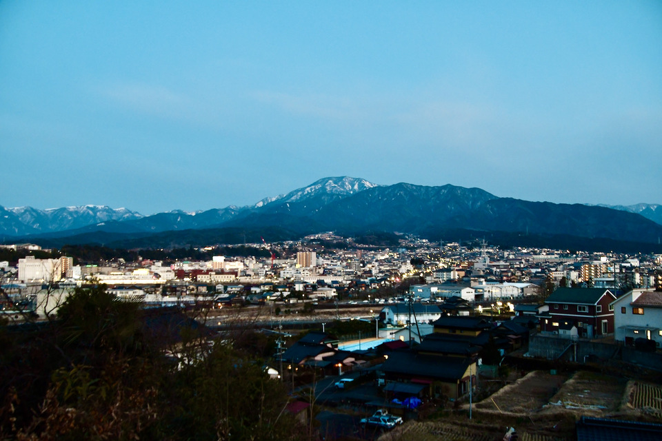 中津川の夜景と恵那山。