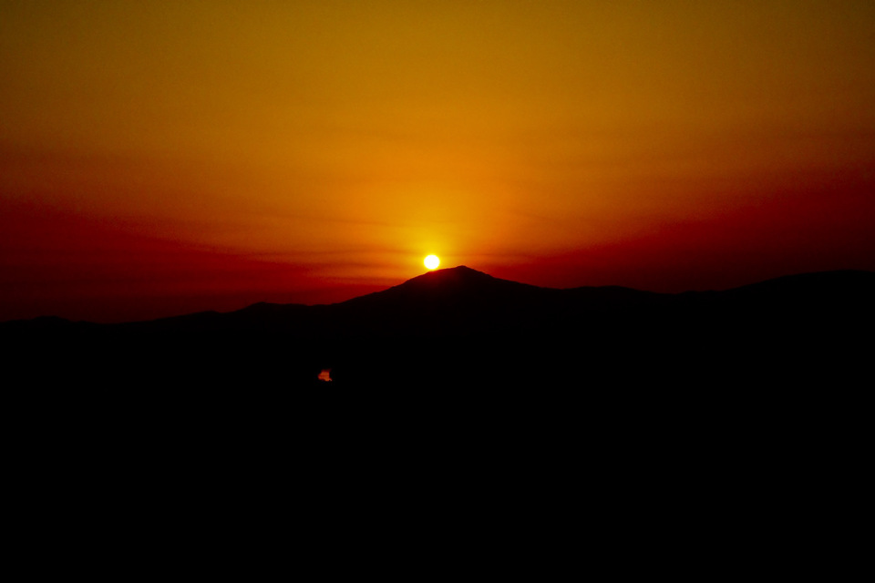 沈む夕日を追いかけて、 太陽が笠置山にタッチダウンの瞬間‼︎ border=