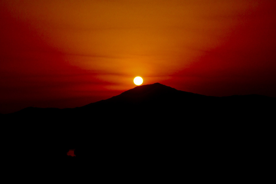 沈む夕日を追いかけて、 太陽が笠置山にタッチダウンの瞬間‼︎