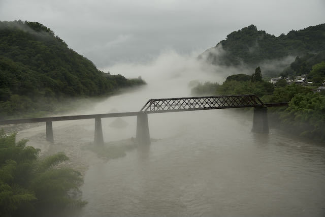 木曽川の川霧に浮かぶ北恵那鉄橋と苗木城跡